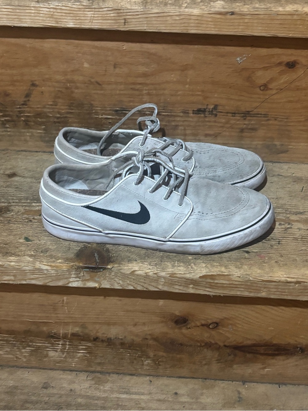 Nike Men’s Light Gray Skate Sneakers with Black Swoosh